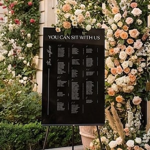 Puede incluir: Juego de tres tazas de cerámica con acabado mate moteado. Cada taza presenta un color diferente: azul claro, crema y gris. Las tazas tienen un diseño simple y moderno con forma redondeada y asa cómoda.