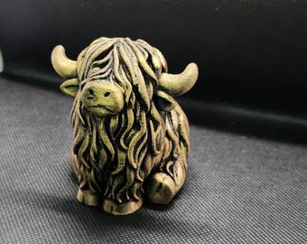 Figura de vaca de las Tierras Altas hecha a mano en bronce bruñido