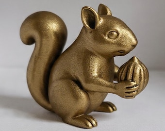 Figura de ardilla con nuez - Acabado bronce bruñido