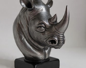 Busto de rinoceronte con acabado en cera plateada intensa