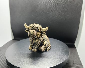 Figura de vaca de las Tierras Altas bruñida en bronce: decoración rústica artesanal