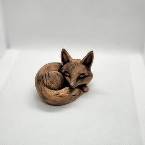Enfeite de Raposa Dormindo – Acabamento Bronze Polido