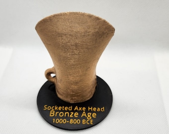 Réplica de cabeza de hacha con casquillo de la Edad de Bronce