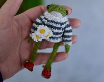 Frog and 3 daisies shoes  knitted frog , miniature frog