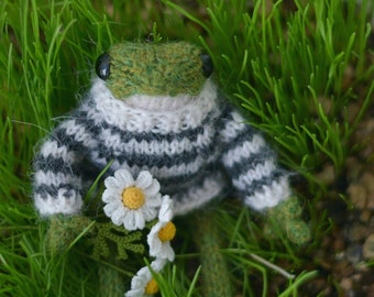 Frog and 3 daisies , knitted frog , miniature frog