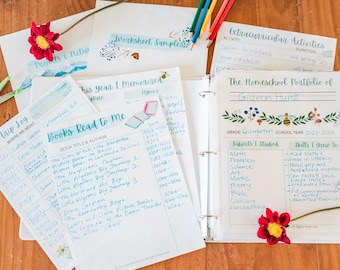Puede incluir: Un archivador de portafolio de homeschool con un diseño de acuarela que presenta una abeja y flores. El archivador incluye páginas para llevar un registro de las materias estudiadas, las habilidades aprendidas, los libros leídos y las excursiones. El texto en la portada dice "El portafolio de homeschool de [name]"