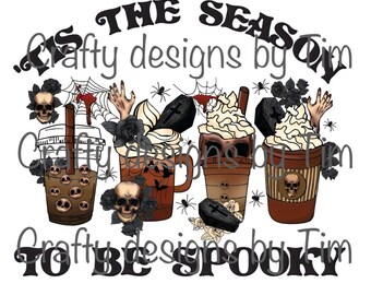 Pode incluir: Um design gráfico com três bebidas de café de Halloween assustadoras com chantilly e crânios. O texto diz "Tis the season to be spooky" com as palavras "Crafty designs by Tim" repetidas ao longo.