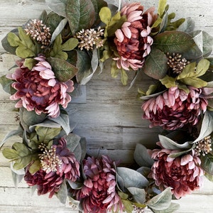 Spring Pink Dahlia Wreath, with Pink Flower Buds and Flocked Green and Pink Leaves, Perfect for Front Door, Mother&#39;s Day, Housewarming
