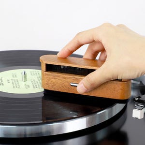 Schallplatten Reinigungsbürste 2in1 (Samt + Karbon, lackiertes Holz, Magnetbefestigung)