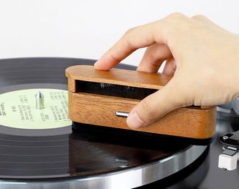 Record cleaning brush 2in1 (velvet + carbon, varnished wood, magnetic fixing)