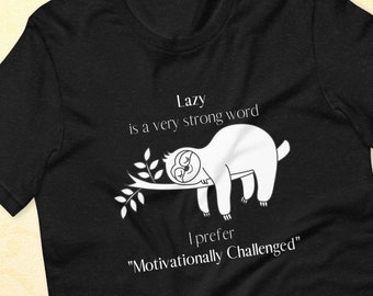 Pode incluir: Camiseta preta com um desenho de preguiça branco e o texto "Lazy is a very strong word. I prefer 'Motivationally Challenged'".