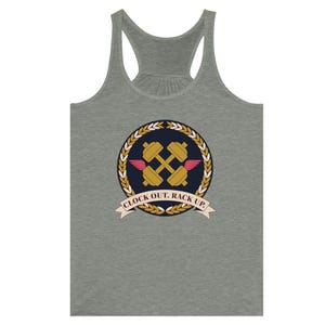 Könnte beinhalten: Ein graumeliertes Racerback-Tanktop mit einer kreisförmigen Grafik, die eine goldene Hantel, kleine rosa Flügel und einen Lorbeerkranz zeigt. Unter der Grafik befindet sich ein cremefarbenes Banner mit dem Text CLOCK OUT. RACK UP. in Dunkelrot.