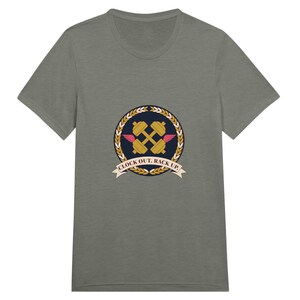 Könnte beinhalten: Ein graues Kurzarm-T-Shirt mit einem kreisförmigen Emblem auf dunkelblauem Grund. Das Emblem zeigt zwei gekreuzte goldene Hanteln mit kleinen rosa Flügeln, umgeben von einem goldenen Weizenkranz und einem Banner mit der Aufschrift CLOCK OUT. RACK UP.