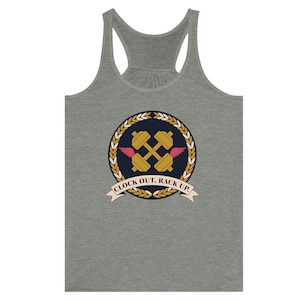 Tanktop mit Racerback-Rücken und Aufdruck „Clock Out Rack Up“ | Tanktop mit geflügeltem Hantel-Logo für Damen | Sporttop für Schichtarbeiter | Trainingstop für Flugbegleiter | Hanteln und Hotels