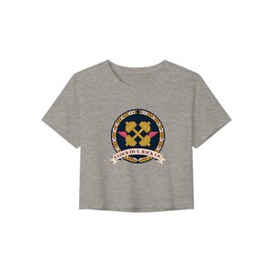 Crop-Top mit Aufdruck „Clock Out Rack Up“ | Damen-T-Shirt mit geflügeltem Hantel-Wappen | Sport-Crop-Top für Schichtarbeiter | Geschenkidee für Flugbegleiterinnen | Hanteln und Hotels