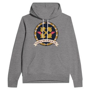 Könnte beinhalten: Ein graumelierter Kapuzenpullover mit einer zentralen kreisförmigen Grafik. Das Design zeigt zwei gekreuzte goldene Hanteln mit kleinen rosa Flügeln, umgeben von einem goldenen Lorbeerkranz. Unter der Grafik befindet sich ein Banner mit dem Text CLOCK OUT, RACK UP.