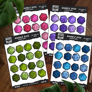 Puede incluir: Cuatro hojas de pegatinas con dados de efecto mármol. Cada hoja tiene 16 dados de un color diferente: rosa, morado, verde y azul.