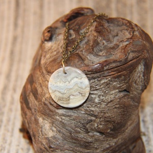 Ciondolo rotondo in pizzo pazzo naturale del Messico agata su collana con catena di rame