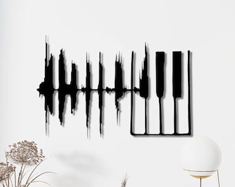 Può includere: Arte da parete in metallo nero raffigurante una tastiera di pianoforte combinata con un design a onde sonore. L'opera d'arte presenta una cornice rettangolare con tasti di pianoforte a destra e un'onda sonora stilizzata a sinistra, creando un tema musicale unico.