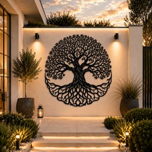 Può includere: Un'opera d'arte da parete circolare in metallo nero con un intricato design dell'albero della vita, caratterizzato da rami e radici dettagliati. L'opera è montata su una parete chiara e liscia, illuminata da due lampade da parete laterali.