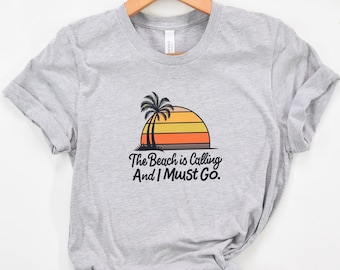 Chemise de plage, amoureux de la plage, chemise de surfeur, ambiance estivale, chemise de vacances - T-shirt « La plage m'appelle »