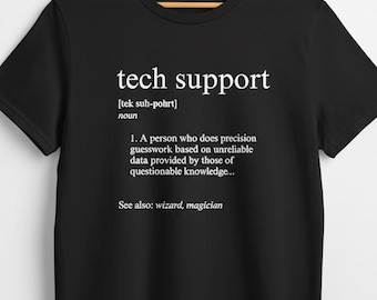 Puede incluir: Camiseta negra con la frase "tech support" en blanco y una definición. La definición describe el soporte técnico como una persona que hace conjeturas de precisión basadas en datos poco fiables. Ver también: wizard, magician.