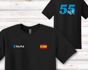 Puede incluir: Camiseta negra con un logotipo azul y blanco que dice "SAI" y una pequeña bandera española en el lado izquierdo. La parte posterior de la camiseta tiene un número azul "55" con una firma.