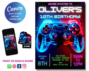 Puede incluir: Una invitación de cumpleaños de temática gamer en azul y rojo neón para un décimo cumpleaños. La invitación presenta un mando de videojuego con un brillo azul y rojo neón. El texto "You're invited to Oliver's 10th Birthday!" está en la parte superior de la invitación. La invitación también incluye la fecha, la hora y la ubicación de la fiesta.