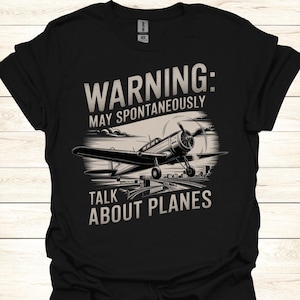 Może przedstawiać: Czarny T-shirt z grafiką vintage samolotu i tekstem "WARNING: MAY SPONTANEOUSLY TALK ABOUT PLANES".