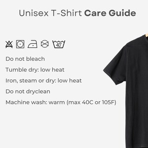 K&ouml;nnte beinhalten: Ein schwarzes T-Shirt, das an einem Holzb&uuml;gel h&auml;ngt, mit Pflegehinweisen zum Waschen, Trocknen, B&uuml;geln und Bleichen. Die Anweisungen beinhalten: Nicht bleichen, Trocknergeeignet: niedrige Temperatur, B&uuml;geln: niedrige Temperatur, Nicht chemisch reinigen, Maschinenw&auml;sche: warm (max. 40 &deg;C oder 105 &deg;F).