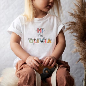 Caras de letras felizes personalizadas para crianças pequenas, camiseta de manga curta, nome personalizado, mãos acenando, design único, roupas infantis exclusivas