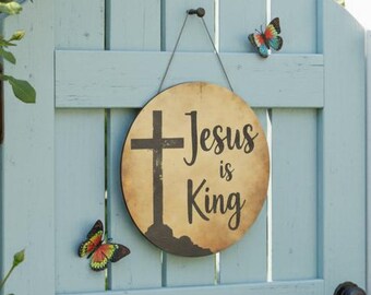 Drewniany znak „Jezus jest Królem”: rustykalny, chrześcijański wystrój domu
