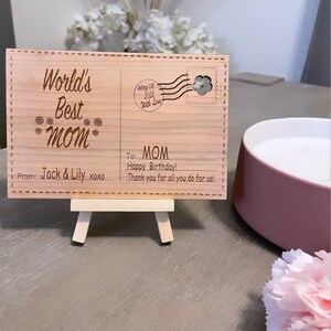 Tarjeta de madera grabada