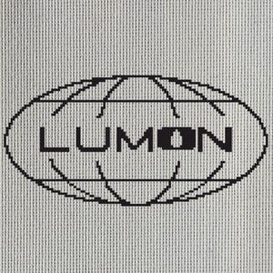 Pode incluir: Logotipo preto e branco de um globo com a palavra "LUMON" no centro.