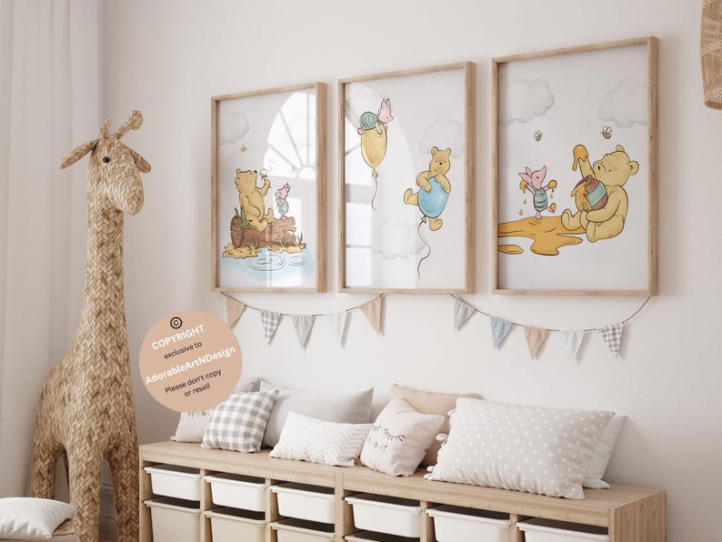 Pu&ograve; includere: Tre stampe incorniciate di Winnie the Pooh con illustrazioni di Winnie the Pooh e Piglet. Le stampe sono appese a una parete bianca sopra una panca di legno con cuscini. Una statuetta di giraffa intrecciata &egrave; in piedi sul pavimento a sinistra della panca.