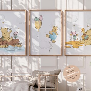 Pu&ograve; includere: Tre stampe per l'asilo con il tema di Winnie the Pooh con Winnie the Pooh e Piglet. La prima stampa mostra Winnie the Pooh che soffia i denti di leone con Piglet seduto su un tronco. La seconda stampa mostra Winnie the Pooh che tiene un palloncino blu con Piglet su un palloncino giallo. La terza stampa mostra Winnie the Pooh che tiene una pentola di miele con Piglet in piedi al suo fianco.