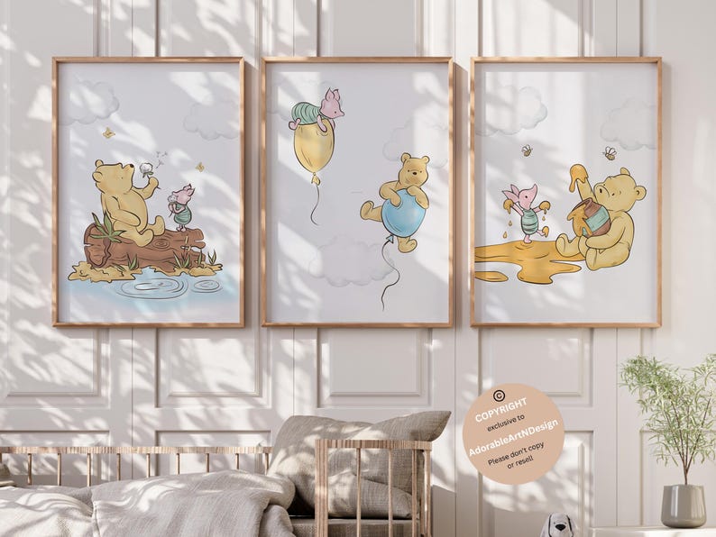 Pu&ograve; includere: Tre stampe per l'asilo con il tema di Winnie the Pooh con Winnie the Pooh e Piglet. La prima stampa mostra Winnie the Pooh che soffia i denti di leone con Piglet seduto su un tronco. La seconda stampa mostra Winnie the Pooh che tiene un palloncino blu con Piglet su un palloncino giallo. La terza stampa mostra Winnie the Pooh che tiene una pentola di miele con Piglet in piedi al suo fianco.