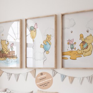 Pu&ograve; includere: Tre stampe per l'asilo con il tema di Winnie the Pooh che mostrano Winnie the Pooh e Piglet in varie scene. La prima stampa mostra Winnie the Pooh e Piglet seduti su un tronco. La seconda stampa mostra Winnie the Pooh che tiene un palloncino blu. La terza stampa mostra Winnie the Pooh e Piglet con un vaso di miele.