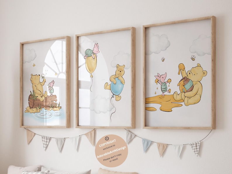 Pu&ograve; includere: Tre stampe per l'asilo con il tema di Winnie the Pooh che mostrano Winnie the Pooh e Piglet in varie scene. La prima stampa mostra Winnie the Pooh e Piglet seduti su un tronco. La seconda stampa mostra Winnie the Pooh che tiene un palloncino blu. La terza stampa mostra Winnie the Pooh e Piglet con un vaso di miele.