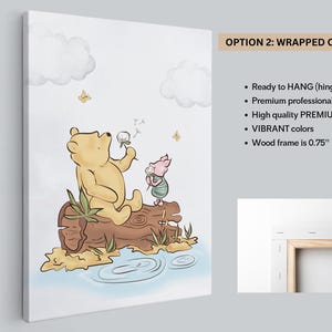 Pu&ograve; includere: Una stampa su tela di Winnie the Pooh e Maialino con un'illustrazione fantasiosa dei personaggi che soffiano i denti di leone su un tronco vicino a uno stagno. La stampa &egrave; su uno sfondo bianco con nuvole e farfalle blu chiaro. La tela &egrave; avvolta attorno a una cornice in legno di 1,9 cm di profondit&agrave;.