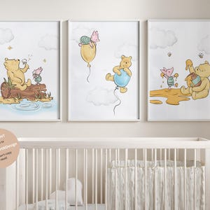 Pu&ograve; includere: Tre stampe per l'asilo di Winnie the Pooh con Winnie the Pooh e Piglet in varie scene. La prima stampa mostra Winnie the Pooh che soffia i denti di leone con Piglet seduto su un tronco. La seconda stampa mostra Winnie the Pooh che tiene un palloncino blu con Piglet che vola su un palloncino giallo. La terza stampa mostra Winnie the Pooh e Piglet che tengono barattoli di miele.