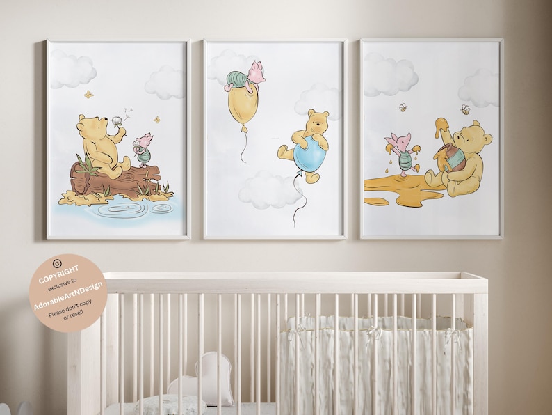 Pu&ograve; includere: Tre stampe per l'asilo di Winnie the Pooh con Winnie the Pooh e Piglet in varie scene. La prima stampa mostra Winnie the Pooh che soffia i denti di leone con Piglet seduto su un tronco. La seconda stampa mostra Winnie the Pooh che tiene un palloncino blu con Piglet che vola su un palloncino giallo. La terza stampa mostra Winnie the Pooh e Piglet che tengono barattoli di miele.