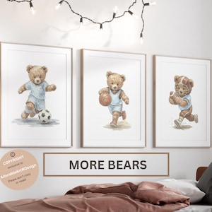 Könnte beinhalten: Drei gerahmte Wandbilder mit Teddybären im Aquarellstil in hellblauen Sporttrikots. Der erste Bär spielt Fußball, der zweite dribbelt einen Basketball und der dritte rennt mit einem American-Football-Ball in den Händen.