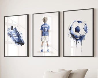 Puede incluir: Tres láminas enmarcadas con temática de fútbol. La lámina de la izquierda muestra una bota de fútbol azul, la central representa a un niño con una camiseta azul con el nombre ANDREW y el número 10, y la de la derecha un balón de fútbol.