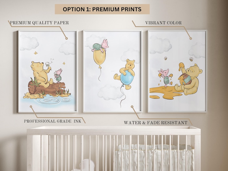 Pu&ograve; includere: Tre stampe per l'asilo di Winnie the Pooh con Winnie the Pooh e Piglet in diverse scene. La prima stampa mostra Winnie the Pooh e Piglet seduti su un tronco vicino a uno stagno. La seconda stampa mostra Winnie the Pooh che tiene un palloncino blu mentre Piglet tiene un palloncino giallo. La terza stampa mostra Winnie the Pooh e Piglet in un barattolo di miele.