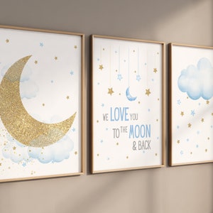 Könnte beinhalten: Set aus drei Kinderzimmerdrucken mit einem goldenen Glitzer-Halbmond, einem blauen Halbmond mit Sternen und einer blauen Aquarellwolke mit Sternen. Der mittlere Druck enthält den Text "We love you to the moon & back".