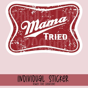 K&ouml;nnte beinhalten: Roter, abgenutzter Aufkleber mit wei&szlig;em Text, der "Mama Tried" in einer Vintage-Schriftart lautet. Der Aufkleber hat einen wei&szlig;en Rand und einen abgenutzten Hintergrund.