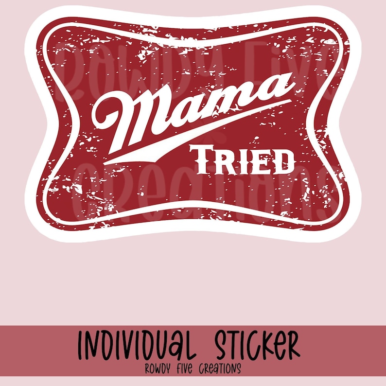 K&ouml;nnte beinhalten: Roter, abgenutzter Aufkleber mit wei&szlig;em Text, der "Mama Tried" in einer Vintage-Schriftart lautet. Der Aufkleber hat einen wei&szlig;en Rand und einen abgenutzten Hintergrund.