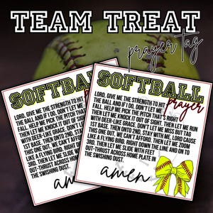 Può includere: Un biglietto bianco con un design di softball giallo e il testo "Softball Prayer" in nero. La preghiera recita: "Signore, dammi la forza di colpire la palla e se lo faccio, non farmi cadere. Aiutami a scegliere il lancio giusto e poi lasciami colpirla fuori dalla vista. Poi lasciami correre con grazia da cervo. Non farmi mancare, ma segna la prima base. Poi alla seconda. Resta con me. Signore, fai che questa esca, non possiamo permettercelo. Poi lasciami zoomare come un uccello volante. Direttamente lungo la linea e verso la terza. Poi lasciami scivolare con i piedi in avanti attraverso il piatto di casa nella polvere che gira. Amen."