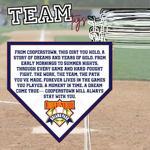 以下が含まれることがあります： 上部に「TEAM Tags」というテキストが入った野球をテーマにしたグラフィック。画像は野球場の背景と、クーパーズタウンとドリームスパークに関するテキストが入った青と白のペナントが特徴です。